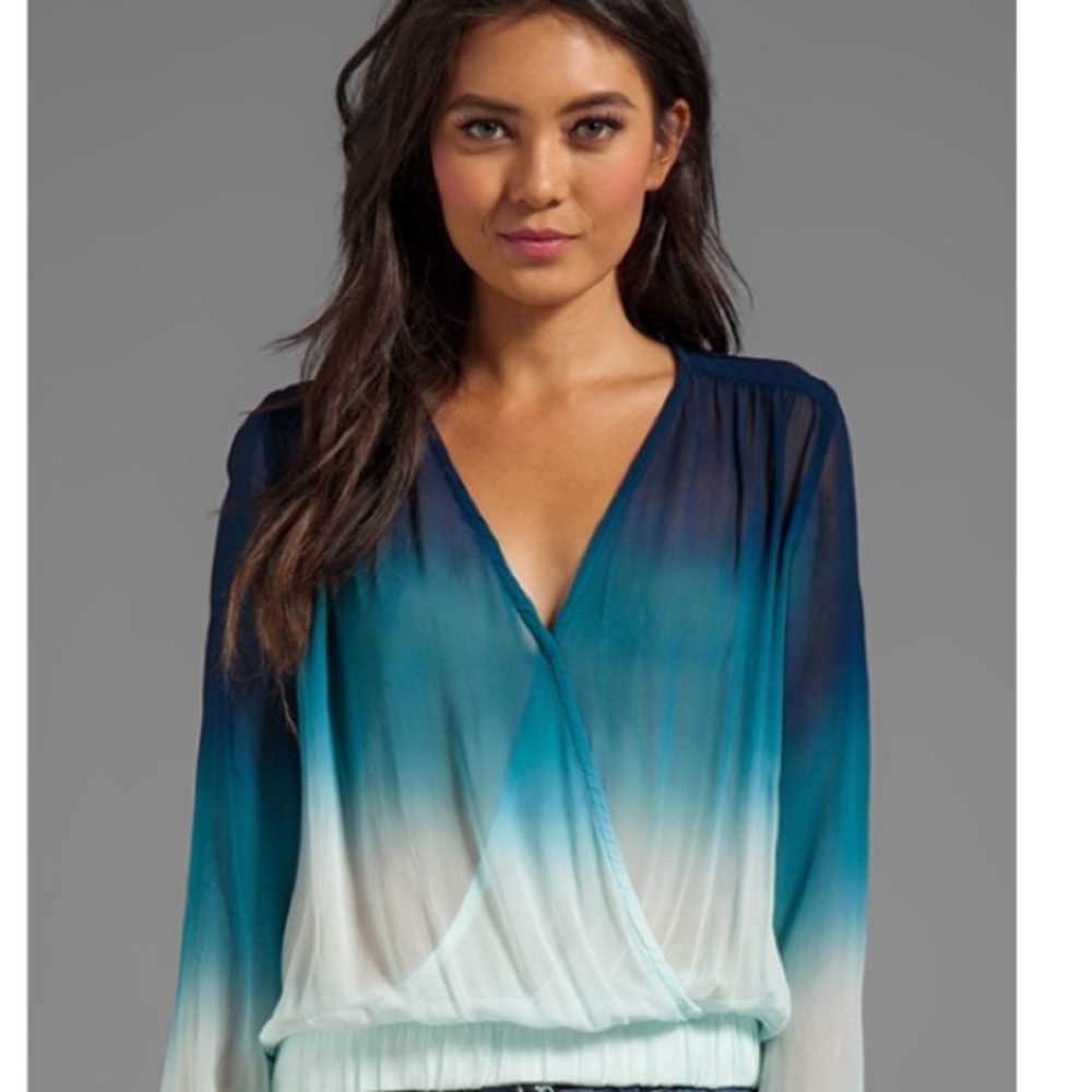 SOLD OUT EVERYWHERE 🔥 NWOT top Blue White Ombré